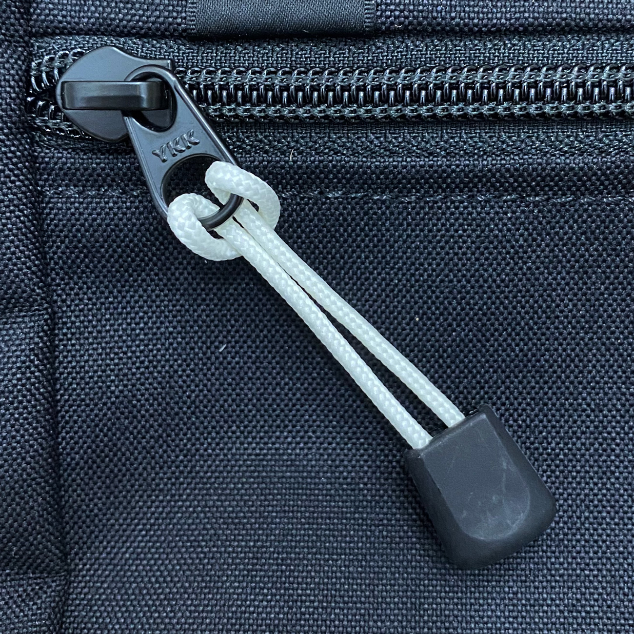 VAGA ZIPPER PULLS GLOW WHITE