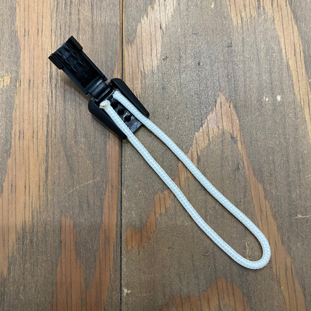 VAGA ZIPPER PULLS GLOW WHITE