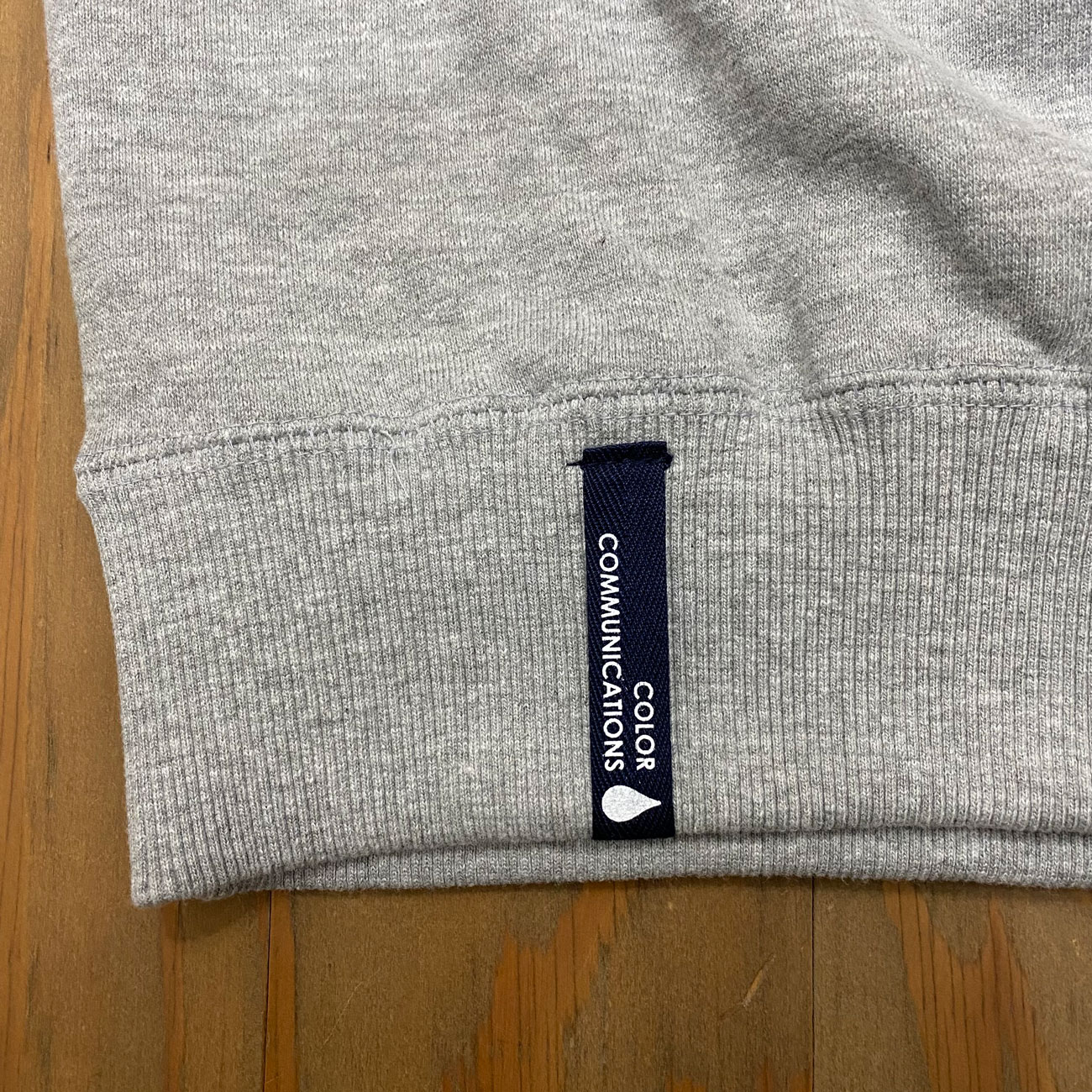 COLOR COMMUNICATIONS DRIP EMB LETTER CREW SWEAT