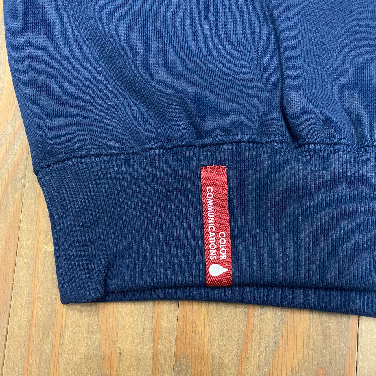 COLOR COMMUNICATIONS DRIP EMB LETTER CREW SWEAT