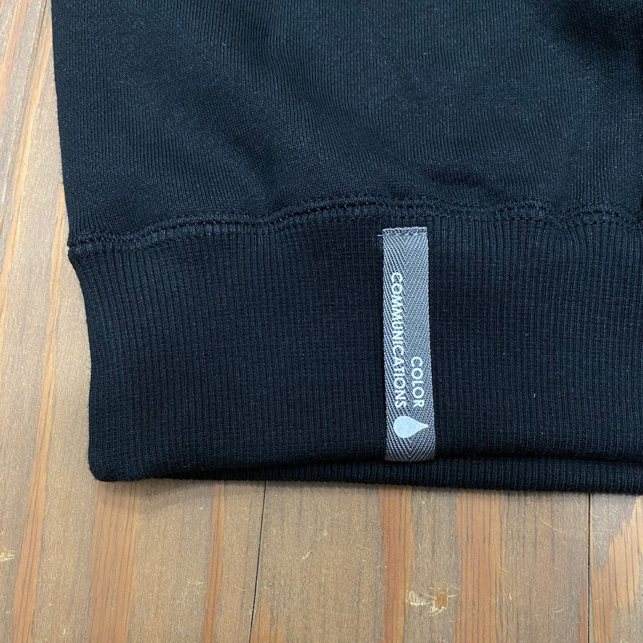 COLOR COMMUNICATIONS DRIP EMB LETTER CREW SWEAT