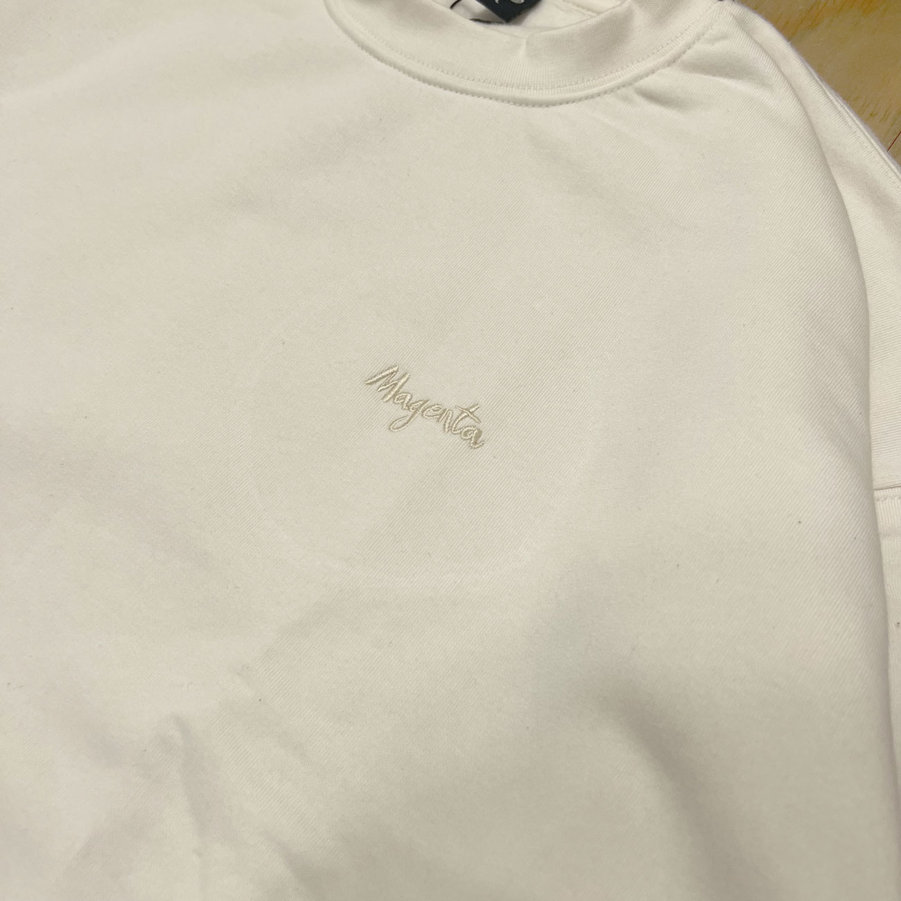MAGENTA SCRIPT CREWNECK 