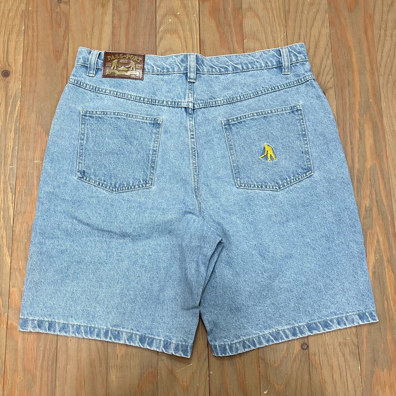 PASS~PORT WORKERS CLUB JEAN SHORT R44