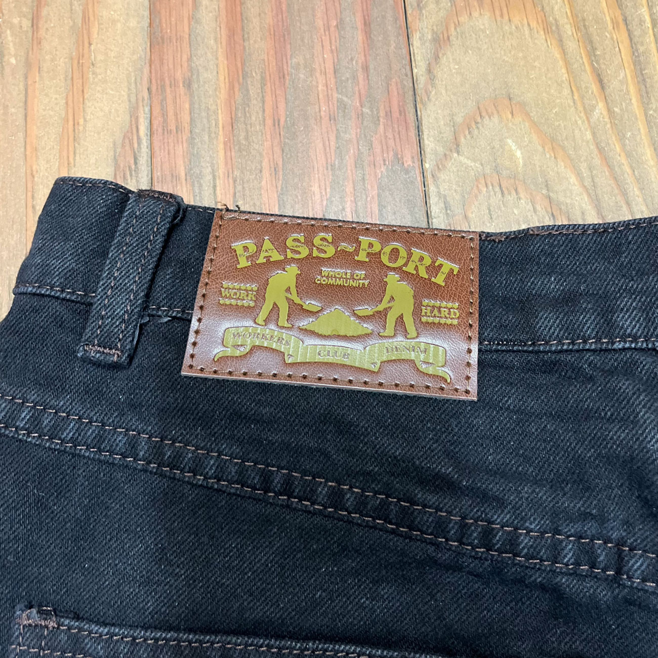 PASS~PORT WORKERS CLUB JEAN SHORT R44