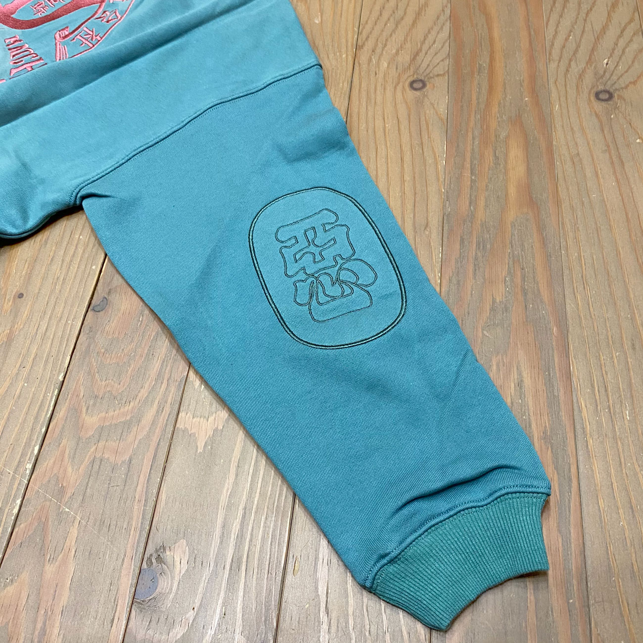 EVISEN TIGER MATCH EMBLEM CREW SWEAT TURQUOISE