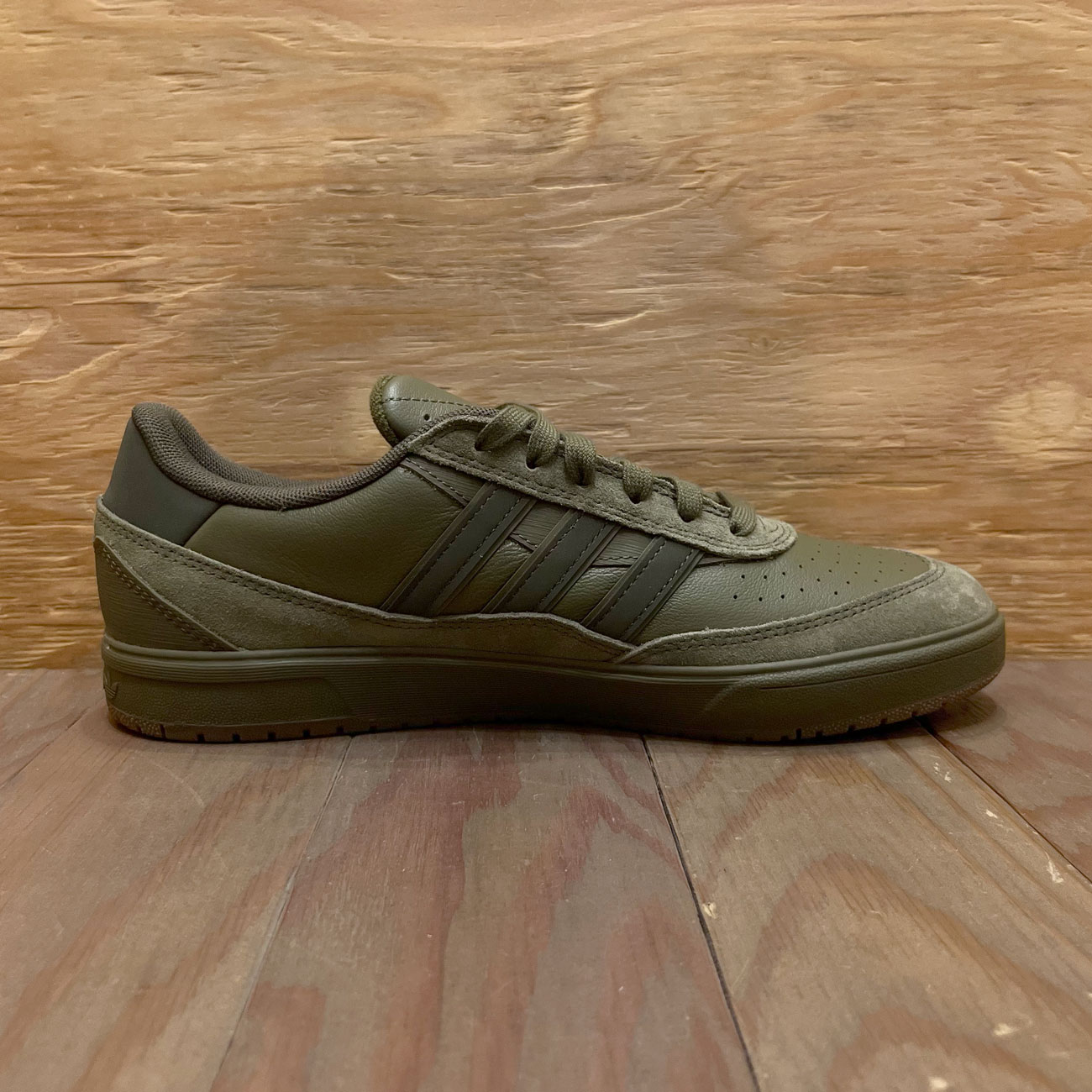 ADIDAS TYSHAWNII OLIVE STRATA/SHADOW OLIVE/GUM | 東京のスケート