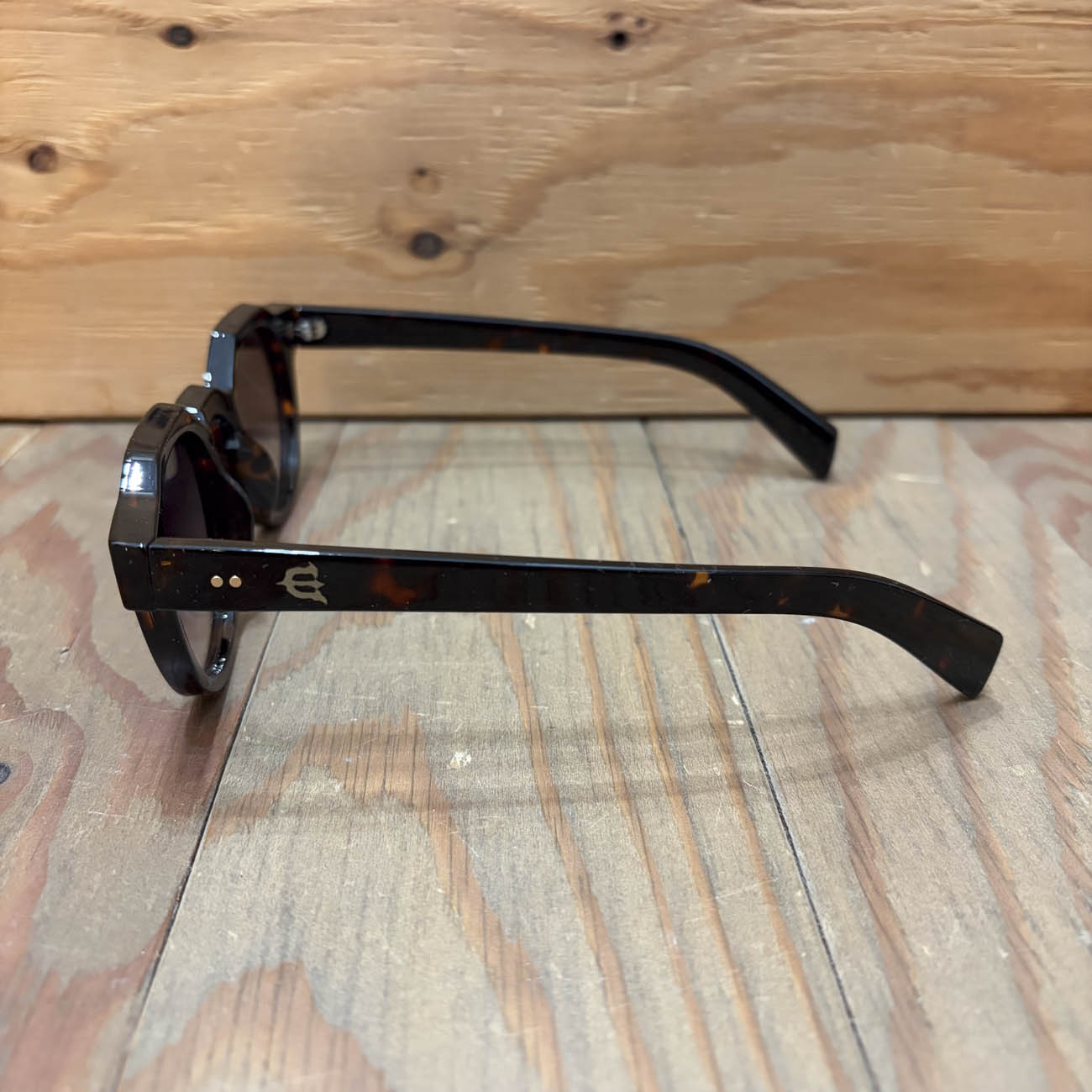 EVISEN EVI SUNGLASSES - TORTOISESHELL