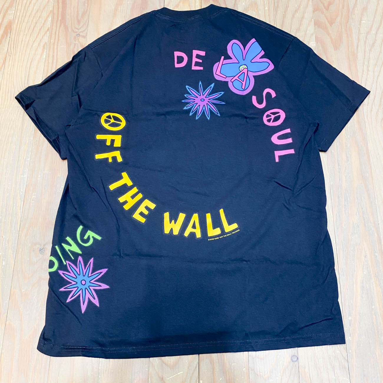VANS DE LA SOUL 3 FEET HIGH AND RISING TEE