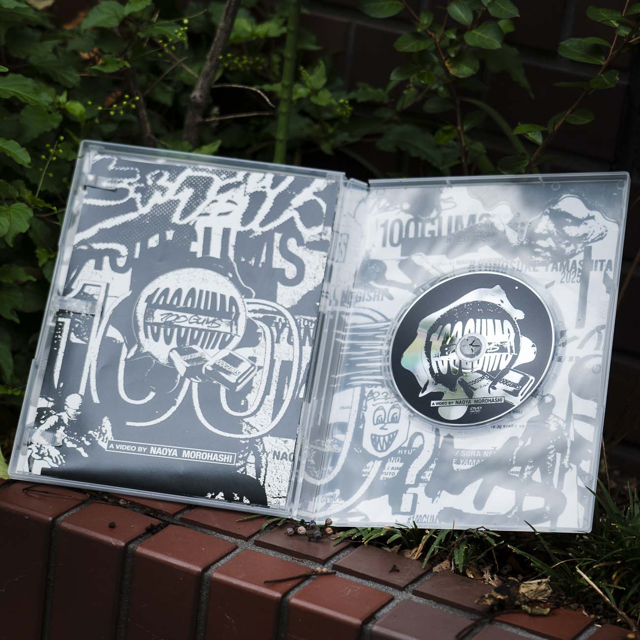 100GUMS DVD & BOOKLET